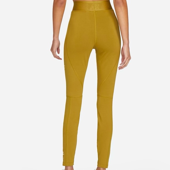 Nike Air
Women's High-Waisted Graphic Leggings - Picture 2 of 6